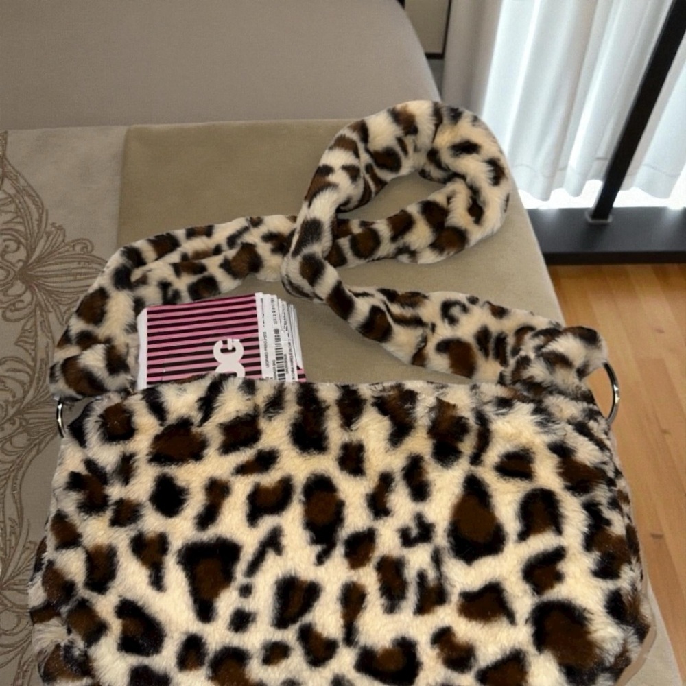NWT GildaParis Cheetah Fur Messenger - Picture 6 of 8